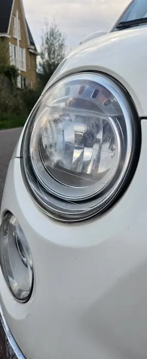 Helder herstelde koplamp van een Fiat 500