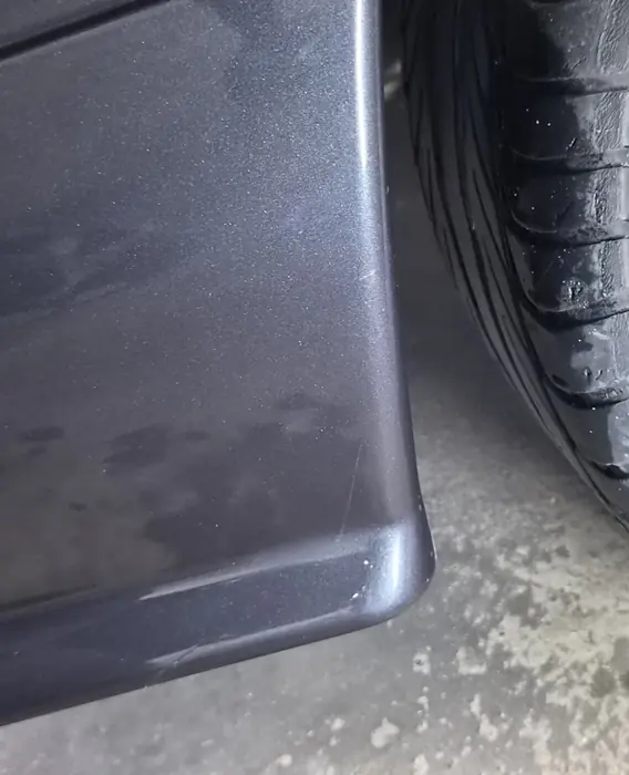 BMW E30: krassen bij de bumperhoek na het herstel