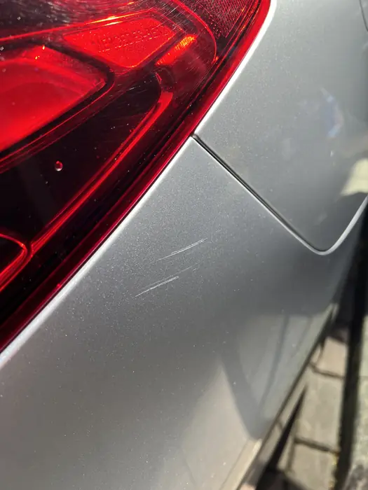 Mercedes: krassen naast het achterlicht voor het herstel