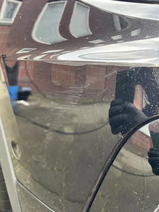 VW Tiguan: wervelkrassen in de zwarte lak voor het herstel