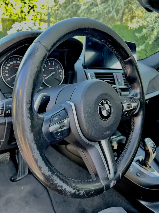 BMW 1-serie (F20): versleten stuur met afgesleten plekken voor het herstel