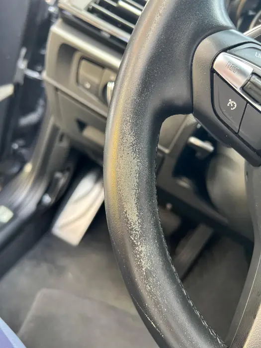 BMW M140i: afgesleten plekken op de stuurrand voor het herstel