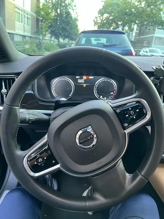 Volvo: gladgesleten stuur met lichte plekken na het herstel
