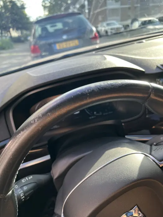 Volvo: gekraste, versleten stuurrand voor het herstel