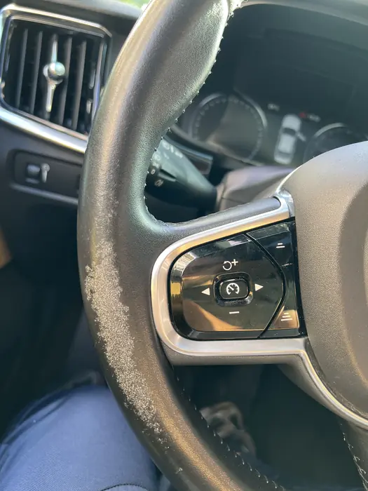 Volvo: afgesleten toplaag bij de duimen voor het herstel